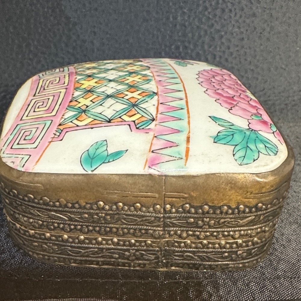 Vintage Chinese shard box  Ceramic Trinket hand painted - Picture 4 of 10